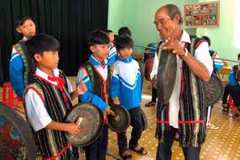 Sân trường rộn tiếng chiêng ngân