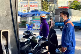 Chiều 1-12, giá xăng RON 95 còn 22.700 đồng/lít