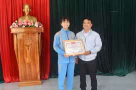 Tỉnh Đoàn Gia Lai tặng bằng khen cho vận động viên Nguyễn Thị Khánh Ly