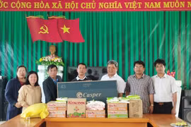 Chủ tịch Ủy ban MTTQ Việt Nam tỉnh thăm, tặng quà cho các cơ sở giáo dục