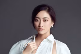 Lương Thùy Linh khoe vẻ quyến rũ khi diện sơ mi trắng buông lơi