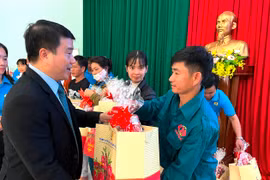 Chủ tịch Hội đồng Dân tộc của Quốc hội trao quà Tết cho công nhân lao động khó khăn tỉnh Gia Lai