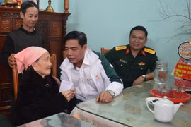 Thăm, tặng quà và chúc Tết Mẹ Việt Nam Anh hùng tại TP. Pleiku
