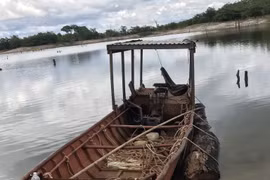 Kon Tum: Lật phà chở ô tô chứa gỗ, một người tử vong