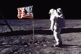 NASA sẽ đưa nữ phi hành gia lên Mặt trăng trong năm 2024