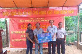 Ban Tuyên giáo Tỉnh ủy bàn giao nhà tình nghĩa cho gia đình chính sách