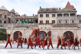 Độc đáo chương trình 'Vũ hội ánh dương' trên Ba Na Hills