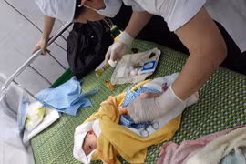 Phát hiện bé trai sơ sinh bị bỏ rơi còn nguyên dây rốn
