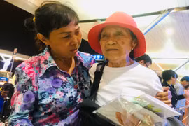 Cho con gái 44 năm trước, mẹ Việt sang Mỹ nhòe nước mắt đi tìm