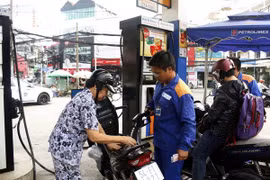Giá xăng tiếp tục được giữ nguyên, giá dầu có mức giảm nhẹ
