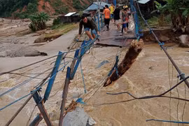 Hình ảnh đầu tiên ở xã vùng biên Quảng Nam sau 1 tháng chia cắt