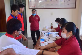 Gần 100 cán bộ, nhân viên Công ty cổ phần Điện Gia Lai tham gia hiến máu