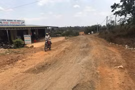 Người dân Kon Chiêng khốn khổ vì con đường "nắng bụi, mưa bẩn"