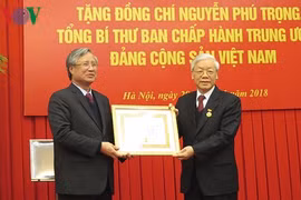 Tổng Bí thư Nguyễn Phú Trọng nhận Huy hiệu 50 năm tuổi Đảng