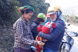 'Điều kỳ diệu' trên đường của hai cô giáo với một sản phụ