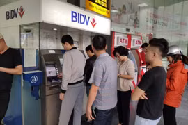 Rút tiền ngày cận Tết: Khách hàng xếp hàng dài chờ đợi