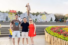 Khách Tây đón Tết Việt