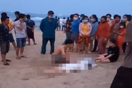 Huy động tàu cá ngư dân tìm kiếm nam học sinh bị sóng cuốn mất tích