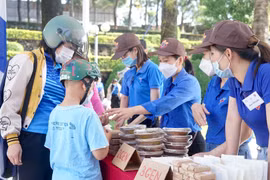 Hàng trăm người Đắk Nông tham gia chương trình đổi rác lấy quà