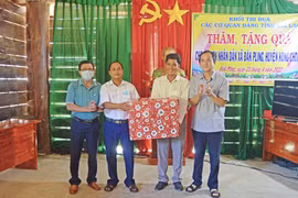 Khối thi đua các cơ quan Đảng tỉnh thăm, tặng quà cho người dân xã Đak Pling