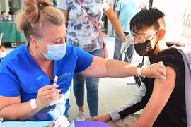 FDA Mỹ phê duyệt vaccine Pfizer tiêm mũi tăng cường cho trẻ 12-15 tuổi