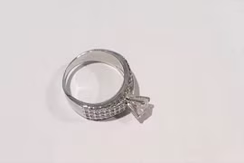 Tiếp viên hàng không trả lại nhẫn kim cương khách đánh rơi trên máy bay