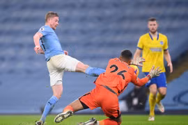 Man City lên Top 3, Tottenham suýt ôm hận trước tân binh