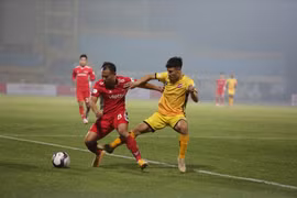 Viettel thua bởi hàng thủ "bất đắc dĩ" và tâm lý của nhà vô địch