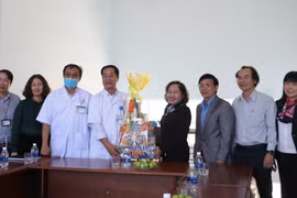Phó Chủ tịch HĐND tỉnh Gia Lai Ayun H'Bút thăm, chúc Tết các đơn vị và gia đình chính sách