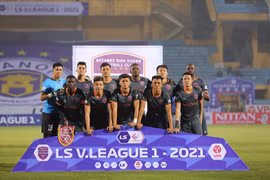 V.League 2021 tạm hoãn: Kẻ khóc, người cười