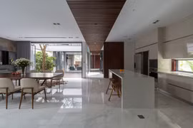 Biệt thự sử dụng cửa lá sách nhằm tiết kiệm năng lượng