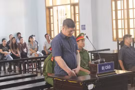 Mâu thuẫn trong làm ăn, mang xăng đốt nhà đối tác