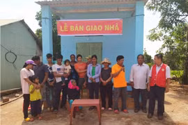 Chư Pưh: Bàn giao nhà tình thương cho hộ nghèo