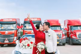 Rước dâu bằng dàn xe đầu kéo container gây 'bão' mạng