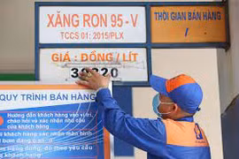 Xăng, bánh mì và heo