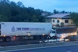 Xe tải tông container bên đường, phụ xe tử vong trong ca bin