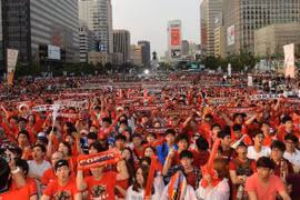 Có phải khắp 5 châu đều cuồng nhiệt với trái bóng World Cup?