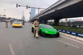 Vào đất Hà Nội, đoàn siêu xe Cường Đôla dẫn đầu bị CSGT 'sờ gáy'