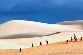 Hoang sơ đồi cát Hòa Thắng