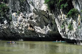 Vì sao hoạt động chèo đò tay, chèo kayak ở vịnh Hạ Long là trái phép?
