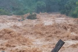 Hơn 7.700 nhà ngập lụt trong mưa lũ miền Trung