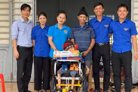 Chư Păh tặng xe lăn cho trẻ em bị bại não