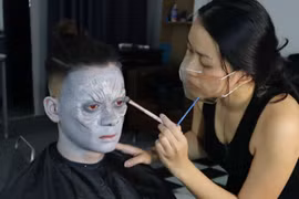 Kiếm vài chục triệu đồng từ việc hóa trang Halloween
