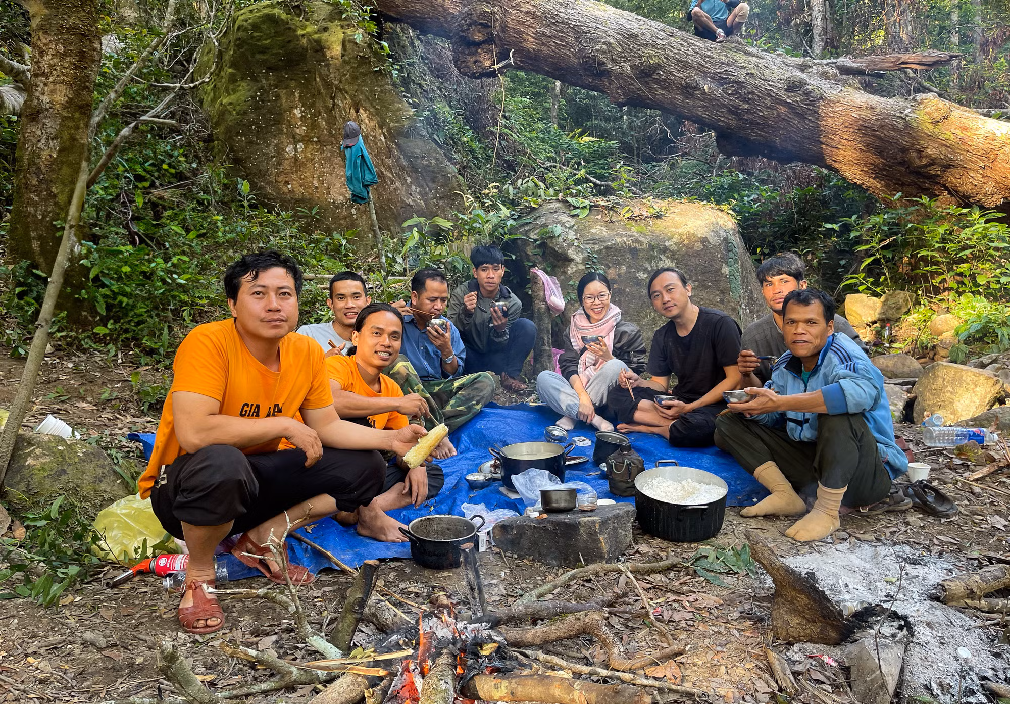 tu-nhung-dem-ngu-giua-man-suong-phu-cho-den-bua-com-voi-giua-lung-chung-nui-tinh-than-xe-dich-la-hanh-trang-khong-the-thieu-cua-nguoi-lam-bao-du-lich.jpg