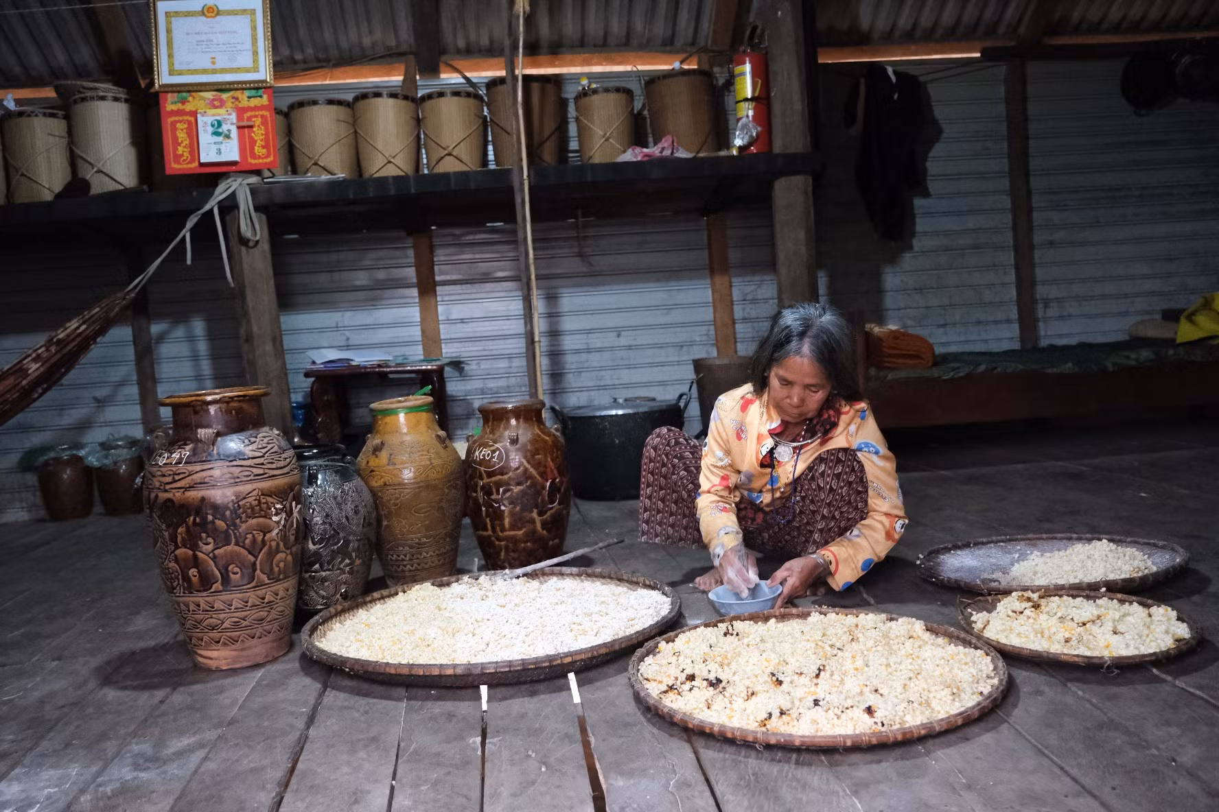 ba-dinh-thi-blung-lang-pyang-lam-ruou-can-chuan-bi-don-tet-co-truyen-va-le-soma-kocham-cua-dong-bao-bahnar.jpg
