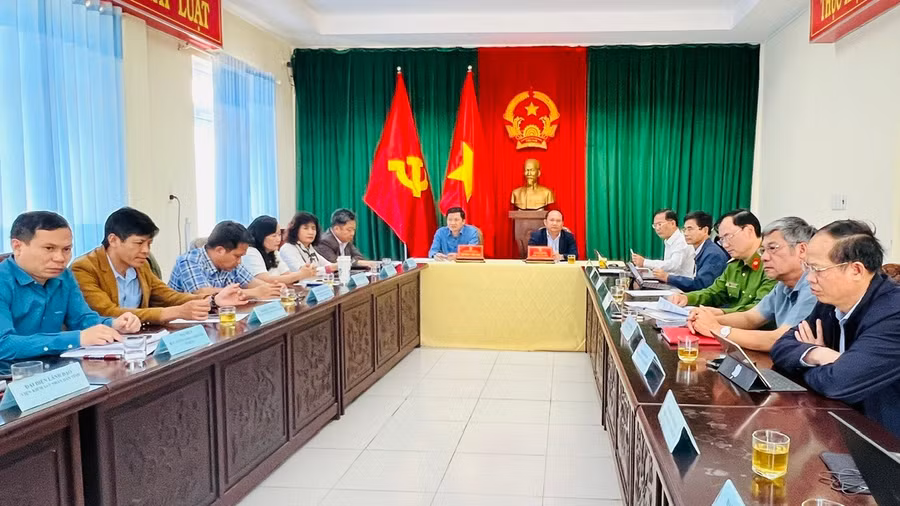 cac-ong-rah-lan-chung-pho-bi-thu-tinh-uy-chu-tich-ubnd-tinh-va-ong-truong-van-dat-uy-vien-ban-thuong-vu-tinh-uy-pho-chu-tich-thuong-truc-hdnd-tinh-chu-tri-buoi-tiep-cong-dan-dinh-ky-thang-2-2205-anh-dinh-yen.jpg