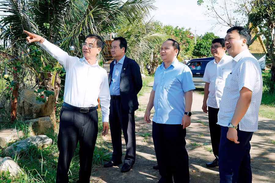 chu-tich-ubnd-tinh-gia-lai-rah-lan-chung-thu-3-tu-phai-qua-dan-doan-khao-sat-cua-tinh-kiem-tra-tinh-hinh-phat-trien-kinh-te-xa-hoi-tai-huyen-chu-pah-anh-duc-thuy.jpg