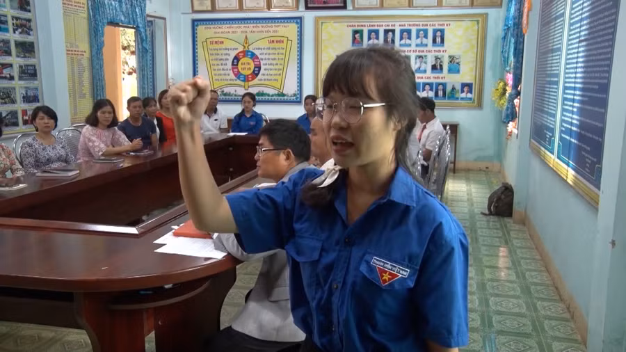 hoc-sinh-truong-thpt-ialy-doc-loi-the-truoc-co-dang.jpg