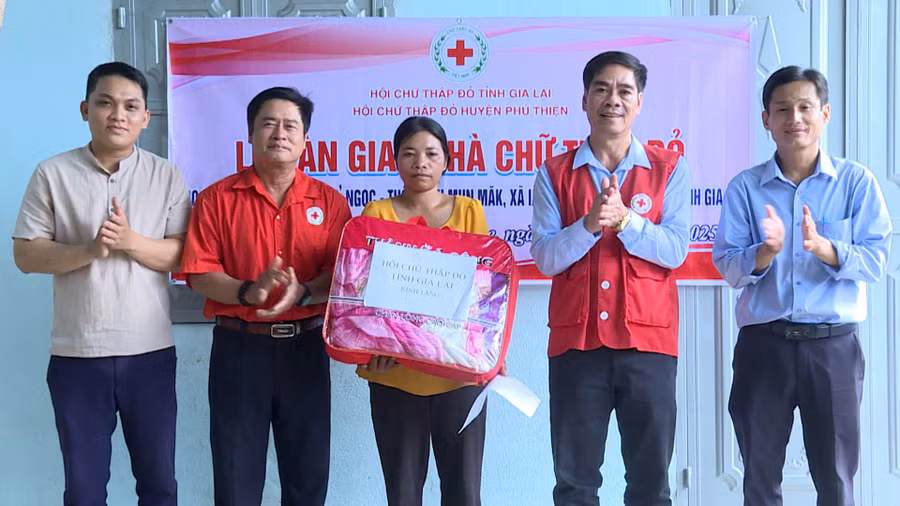 hoi-chu-thap-do-tinh-trao-tang-mon-qua-cho-gia-dinh-chi-rmah-h-ngoc.jpg