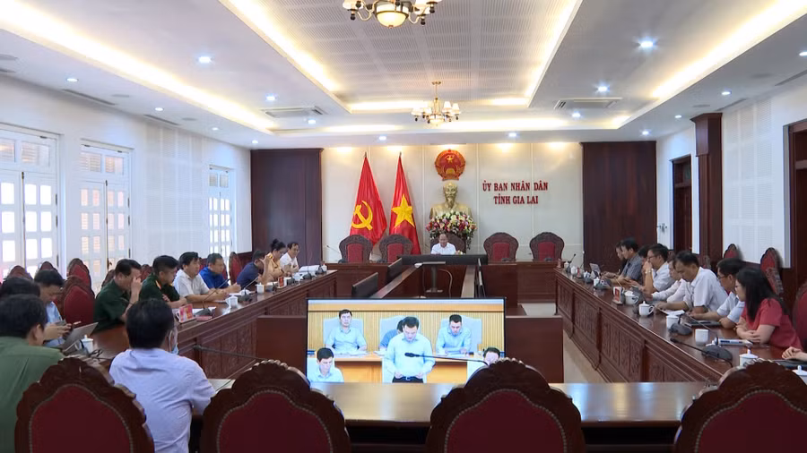 pho-bi-thu-tinh-uy-chu-tich-ubnd-tinh-gia-lai-rah-lan-chung-va-cac-dong-chi-thanh-vien-ban-atgt-tinh-du-hn-tai-diem-cau-tru-so-ubnd-tinh.jpg
